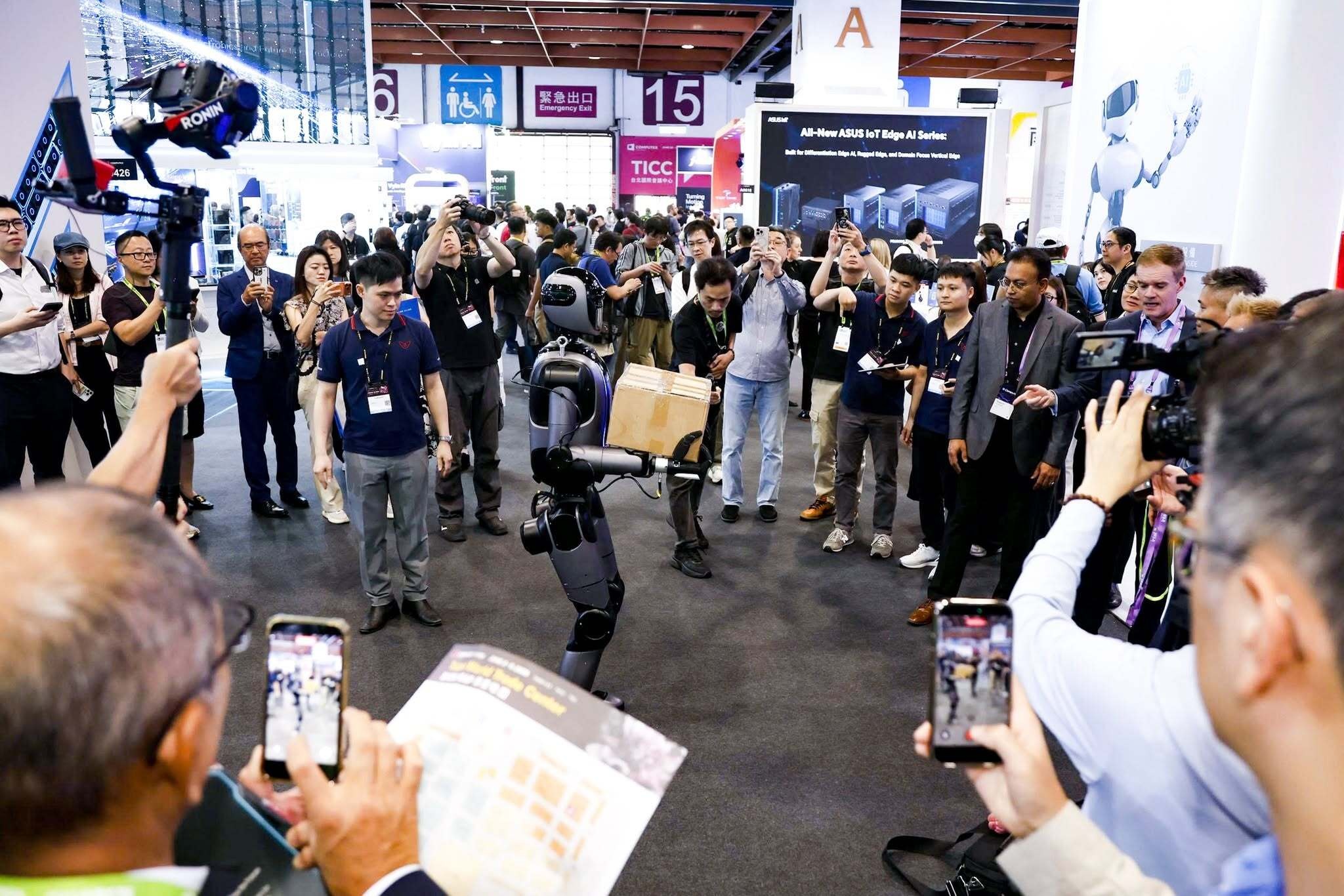 Người máy của VinRobotics xuất hiện tại sân khấu công nghệ hàng đầu thế giới