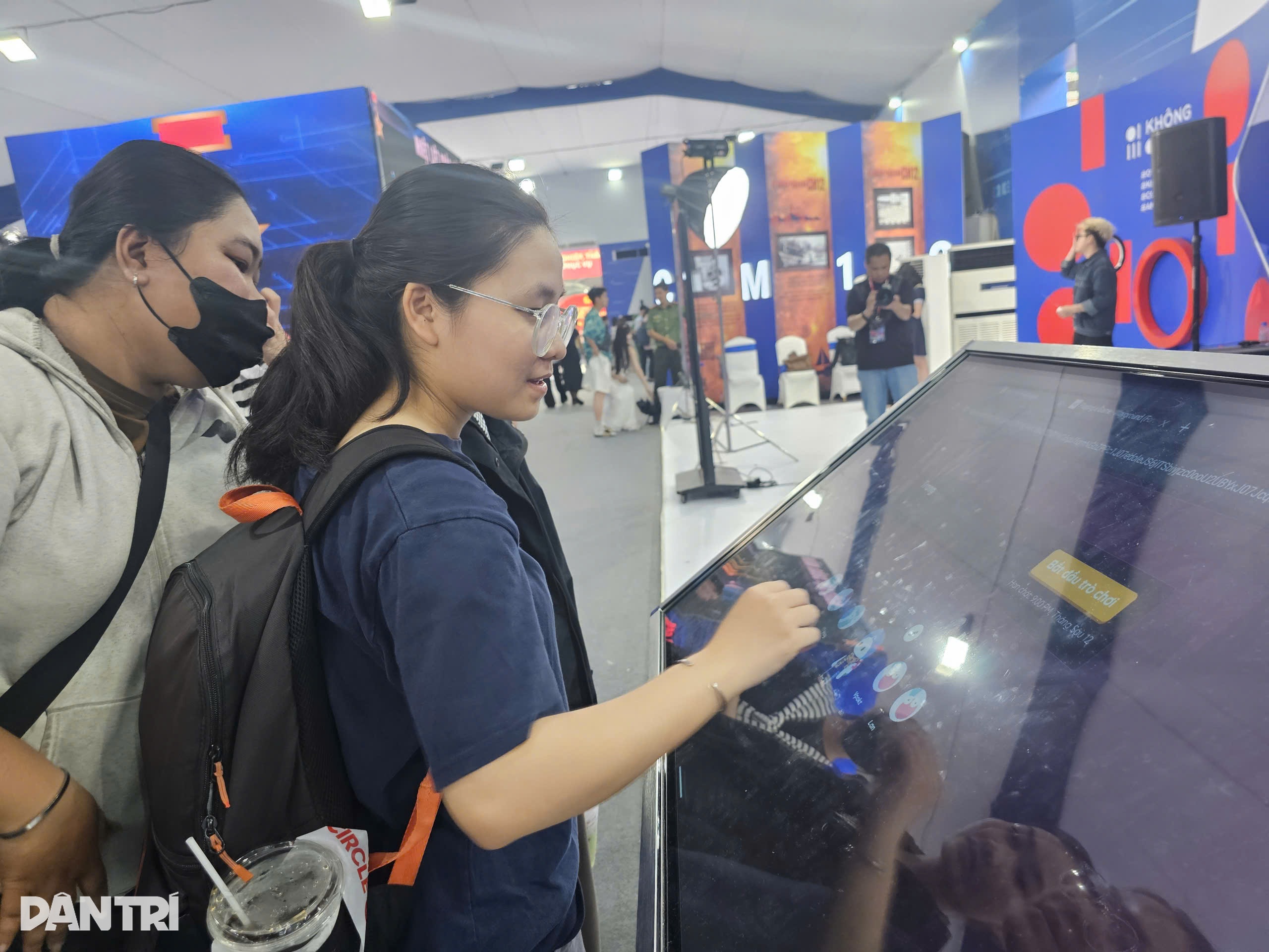 Thuật toán giả mạo, "bắt cóc online" và bài học cảnh giác trên phố đi bộ Nguyễn Huệ