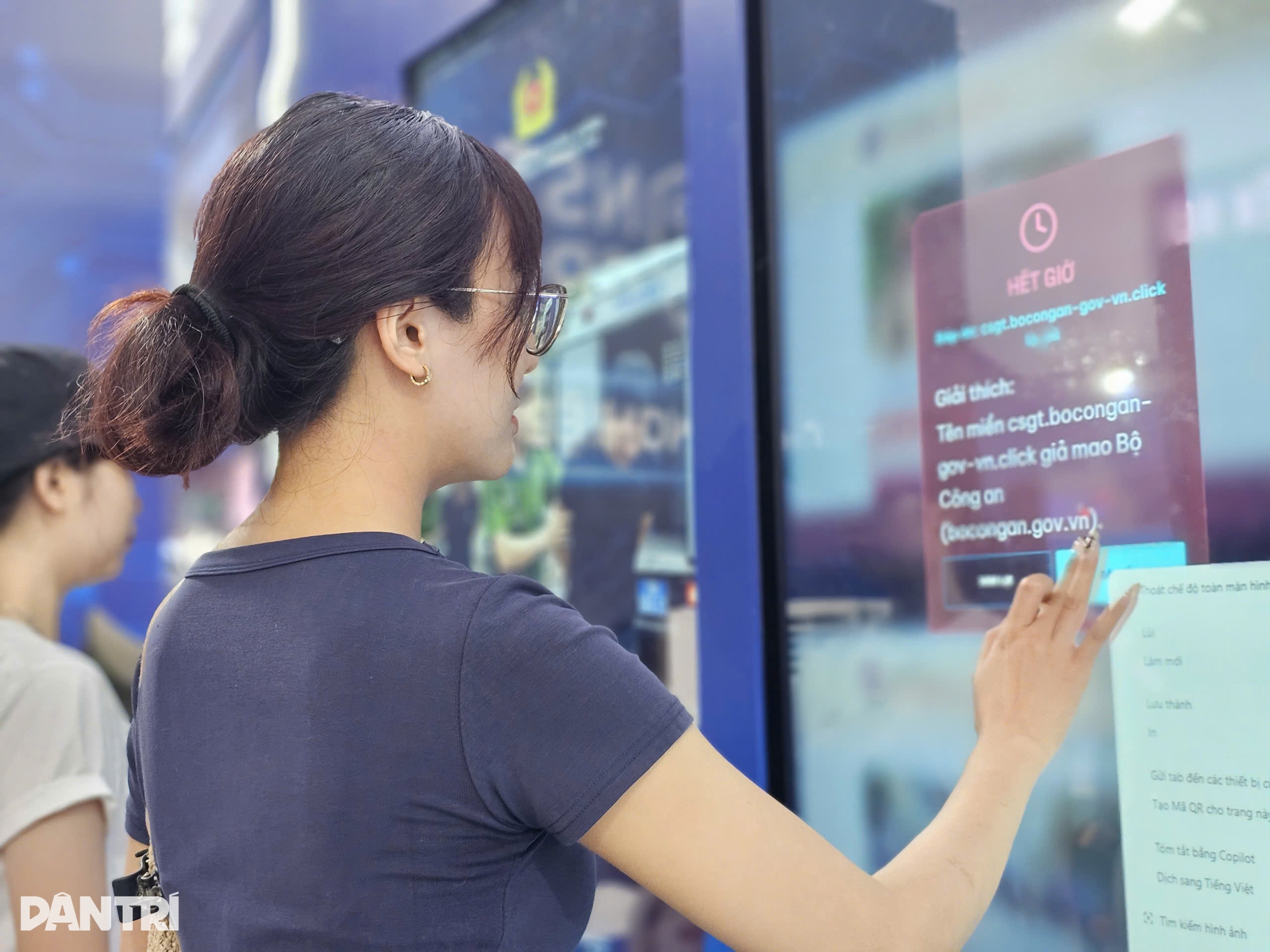 Thuật toán giả mạo, bắt cóc online và bài học cảnh giác trên phố đi bộ Nguyễn Huệ - 2