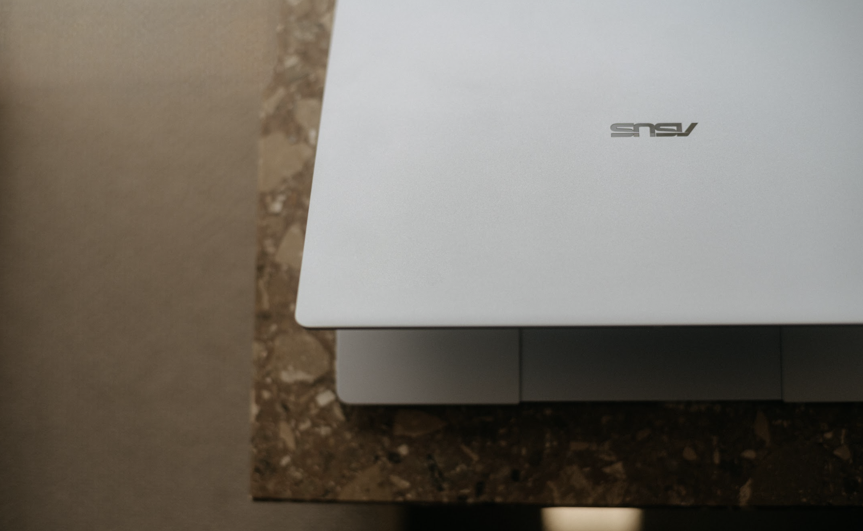 ASUS ExpertBook Ultra: Laptop 100 triệu đồng dành cho nhà điều hành - 3