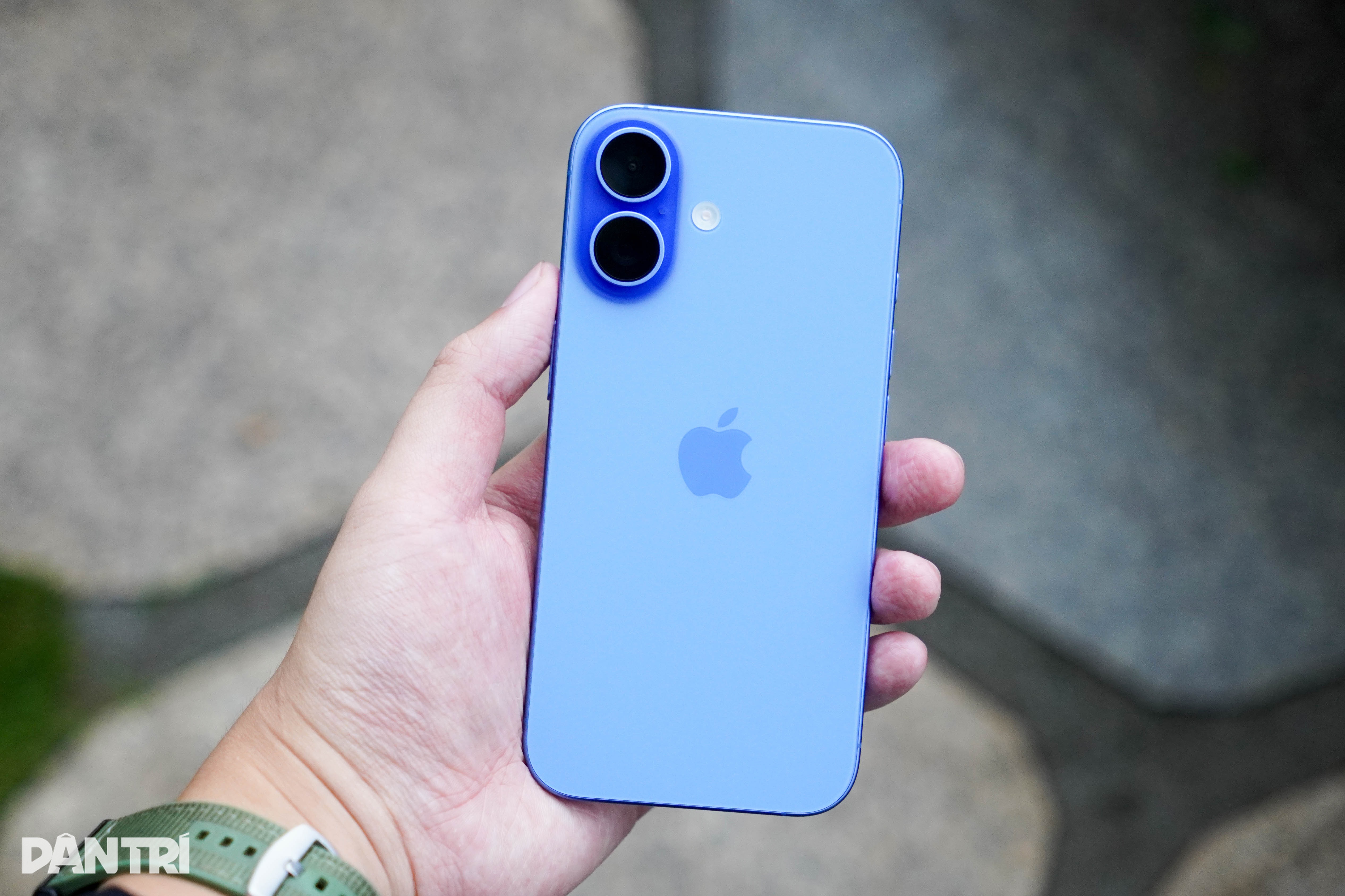 Giá iPhone 16 giảm nhẹ