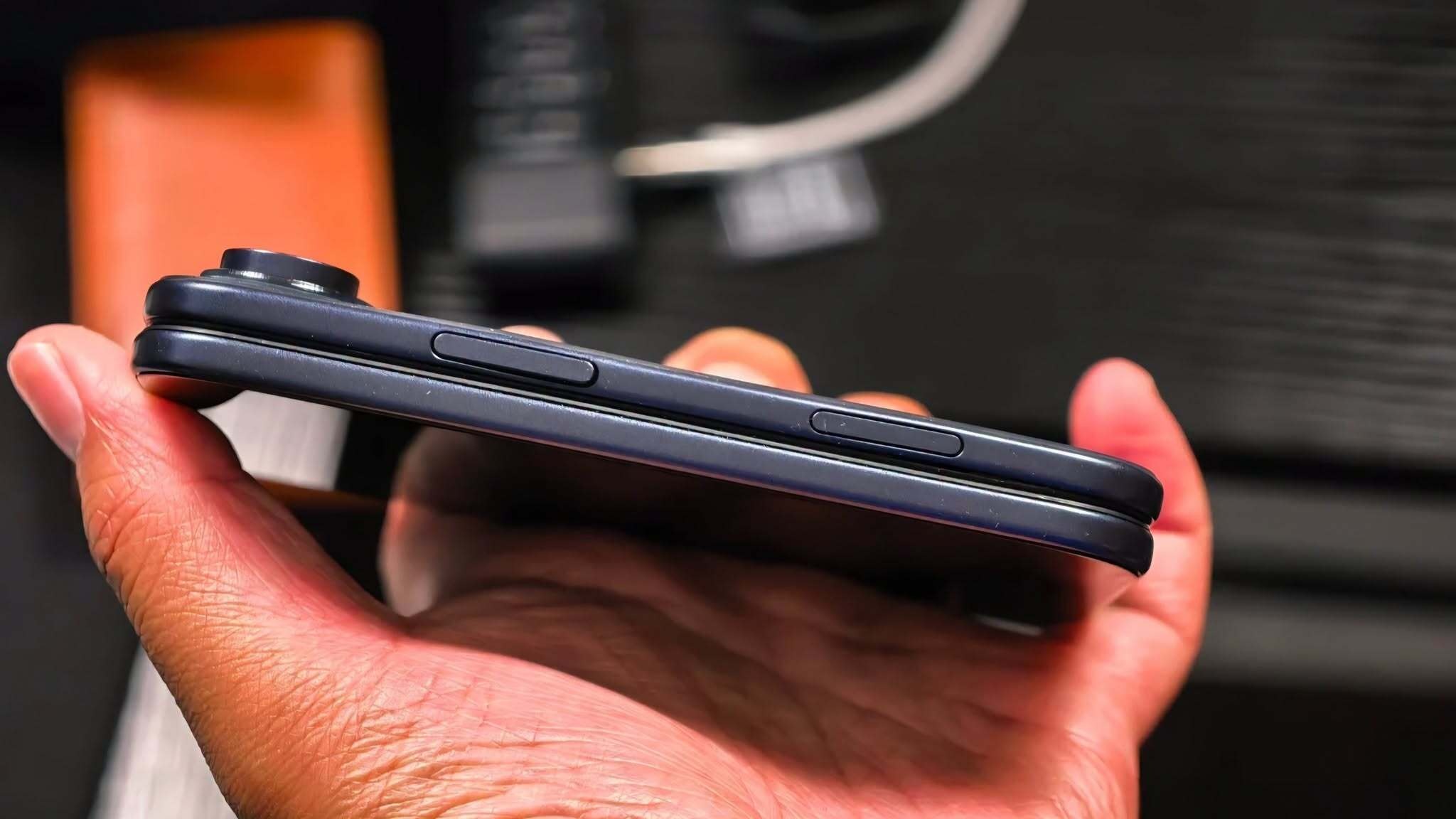 Mô hình mẫu hé lộ thiết kế hoàn chỉnh của iPhone màn hình gập - 4