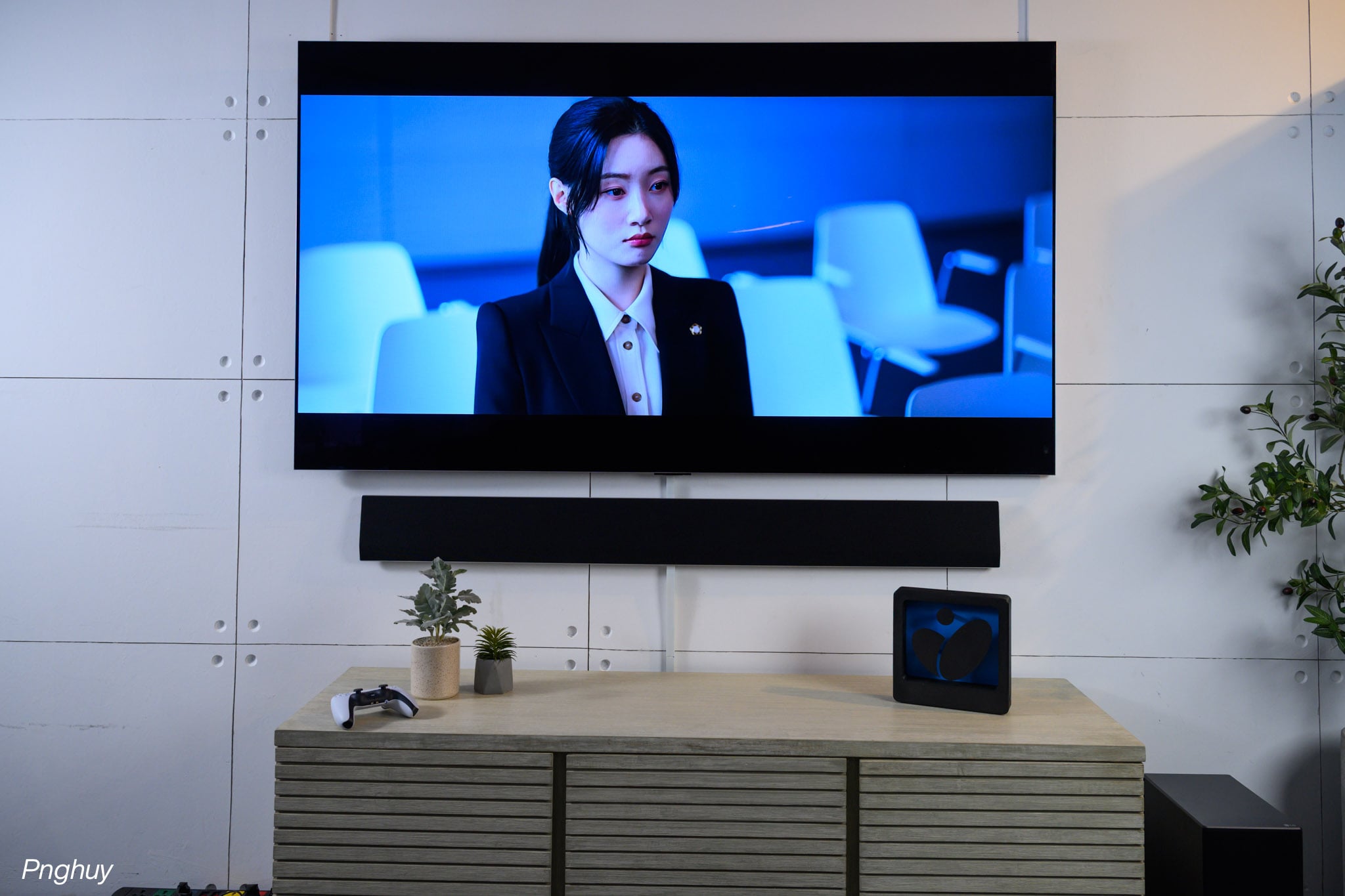 tinhte-huy-tren-tay-tv-LG-OLED-AI-evo-G5-02.jpg