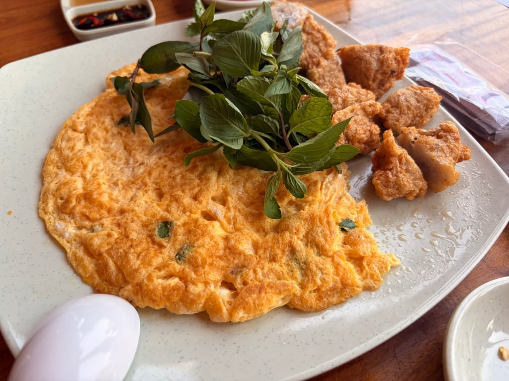 trứngchien và chả cá.jpg