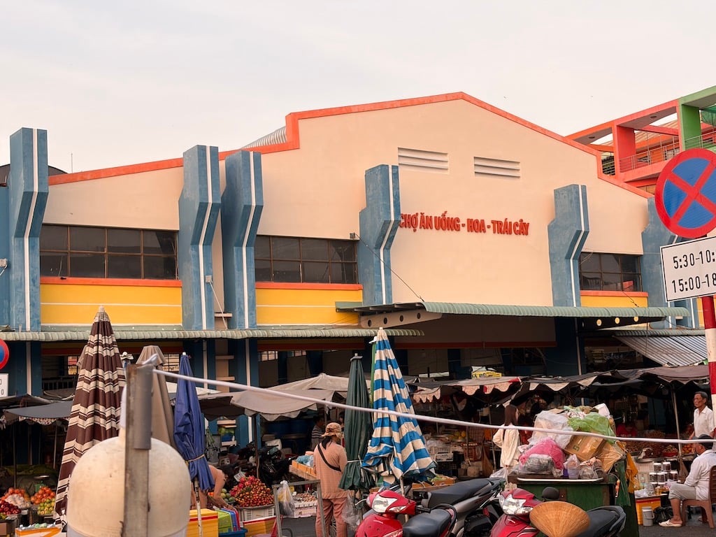 chợ ăn uống hoa trái cây.JPG