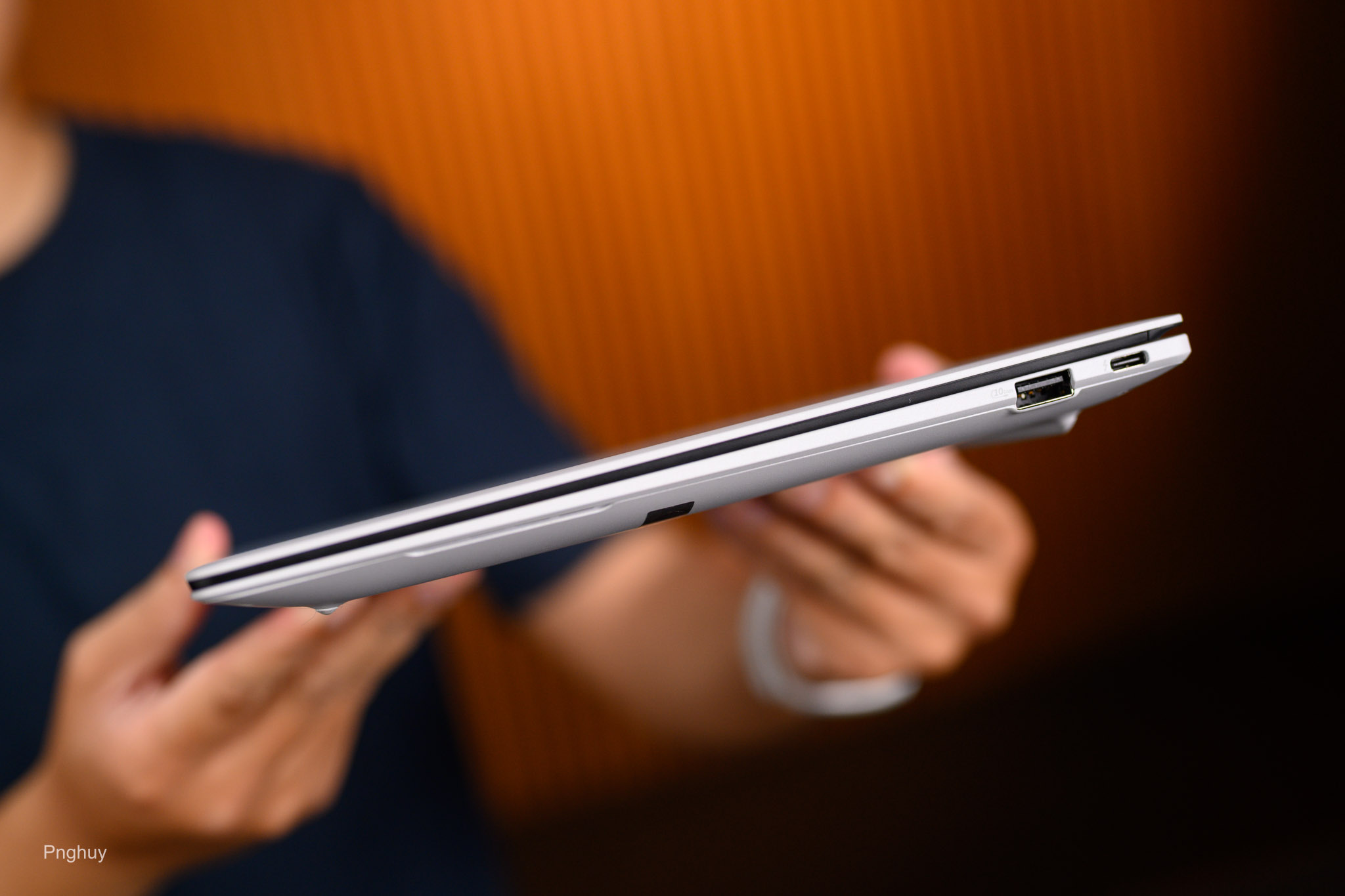 tinhte-huy-tren-tay-laptop-ASUS-ExpertBook-Ultra-7.jpg