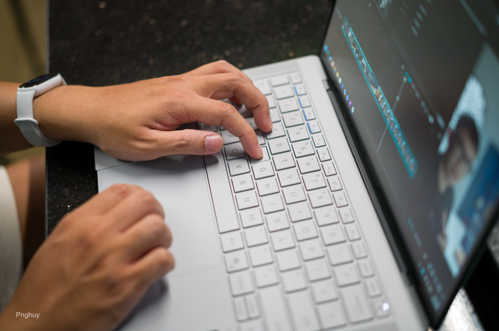 tinhte-huy-tren-tay-laptop-ASUS-ExpertBook-Ultra-38.jpg