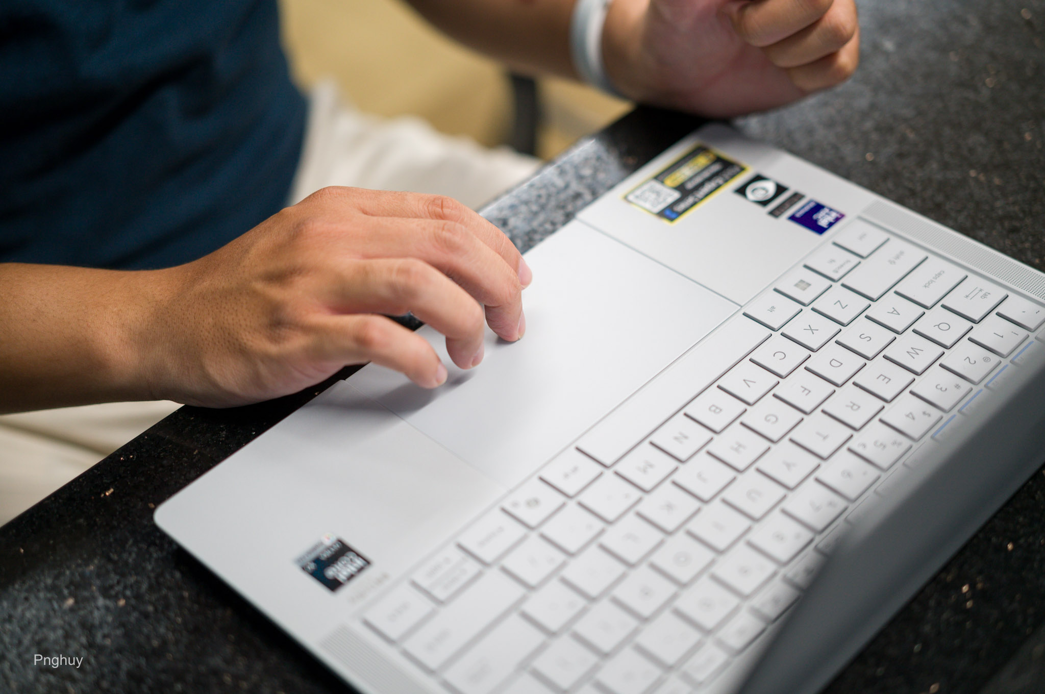 tinhte-huy-tren-tay-laptop-ASUS-ExpertBook-Ultra-37.jpg