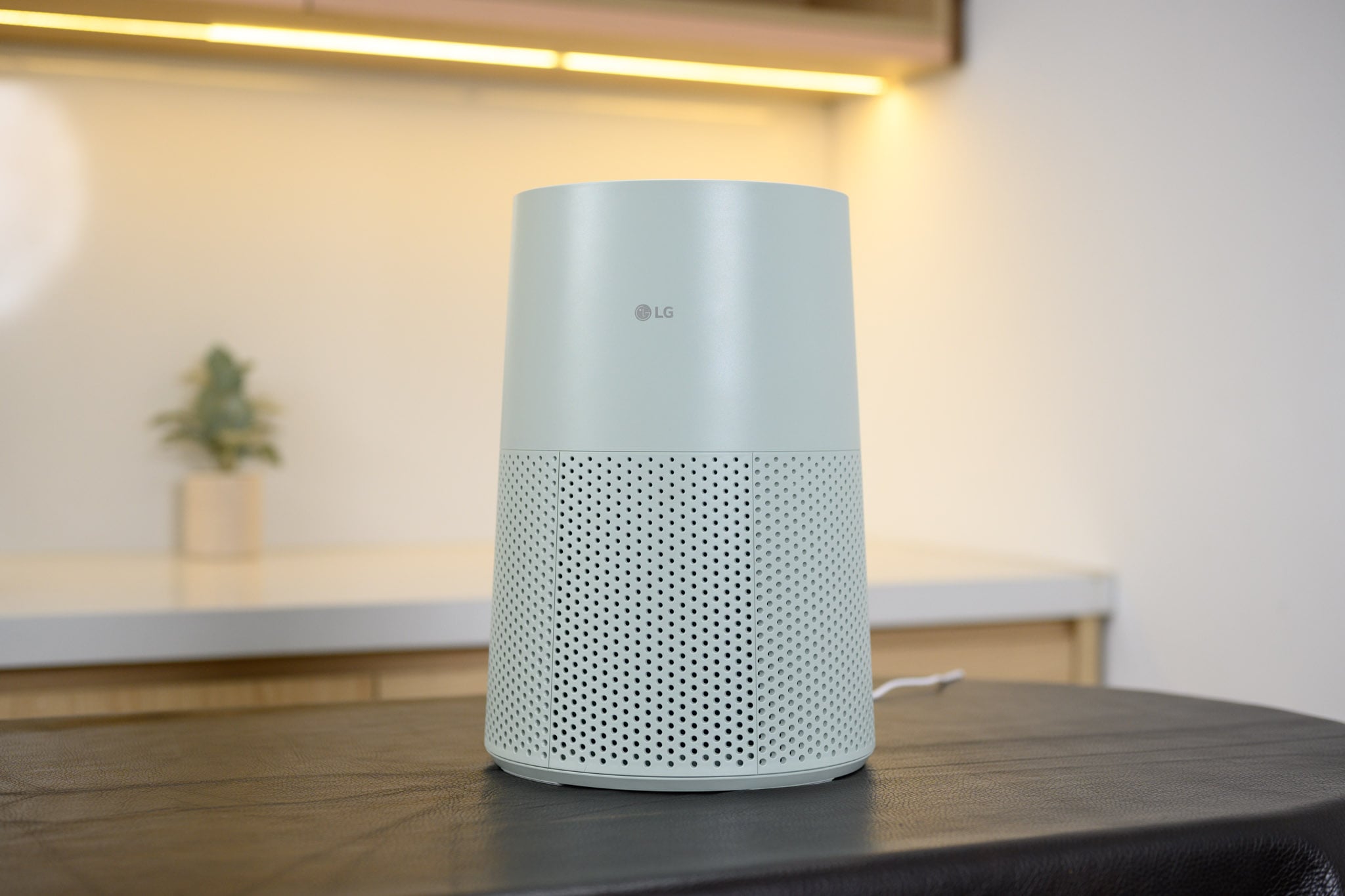 Trên tay LG AeroMini 360°: Nhỏ gọn, thiết kế lạ mắt làm đồ decor phòng ngủ