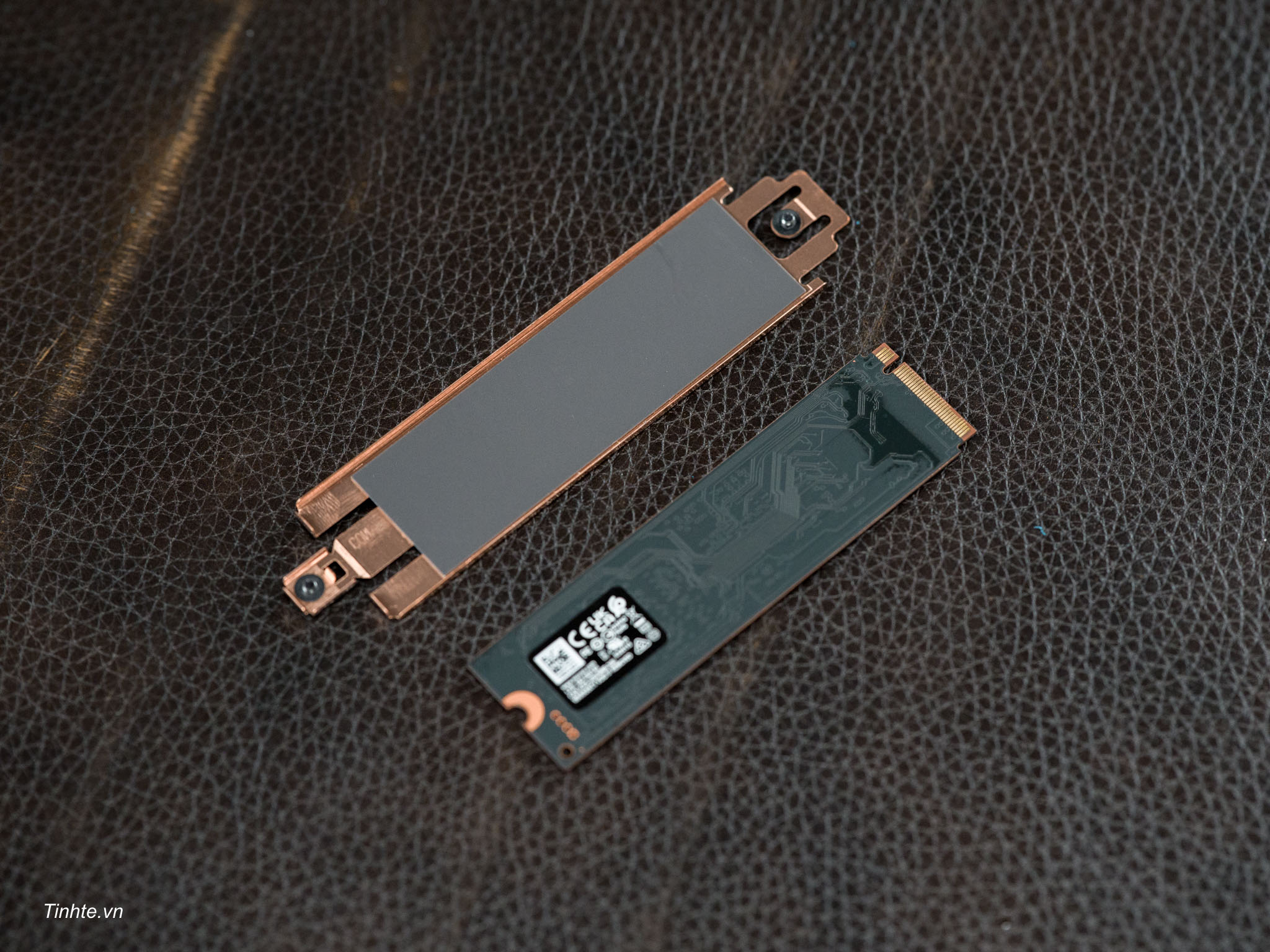 Lenovo-thinkpad-carbon-x1-gen14-aura-editino-teardown-tinhte-cuhiep-8.jpg