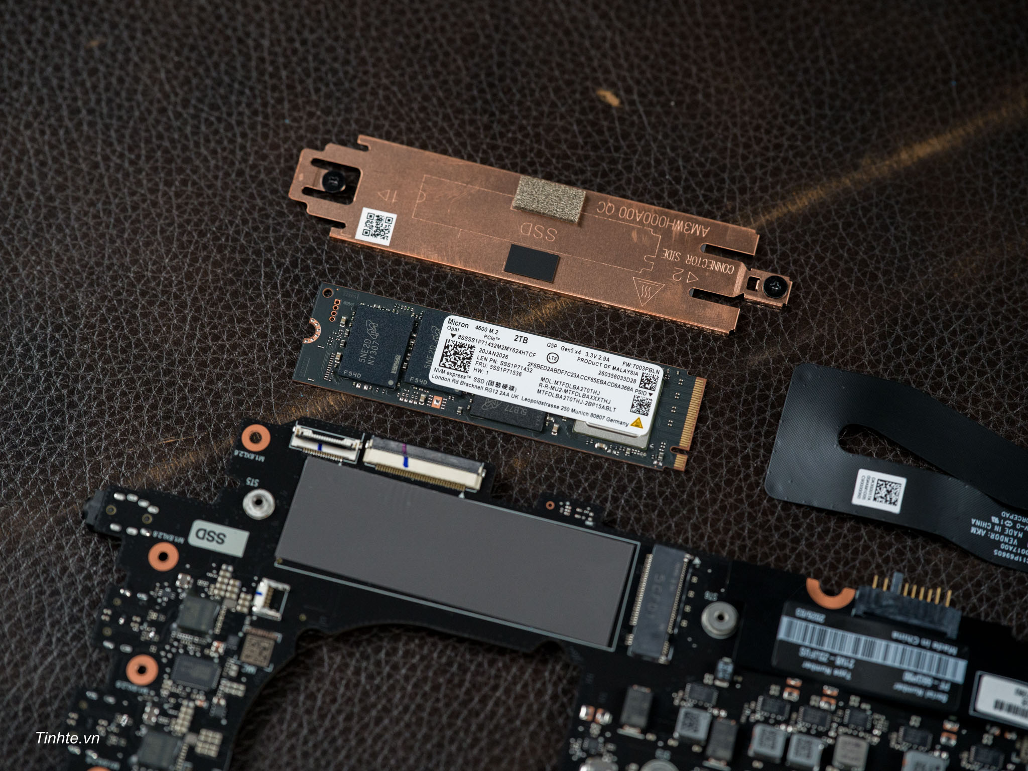 Lenovo-thinkpad-carbon-x1-gen14-aura-editino-teardown-tinhte-cuhiep-7.jpg