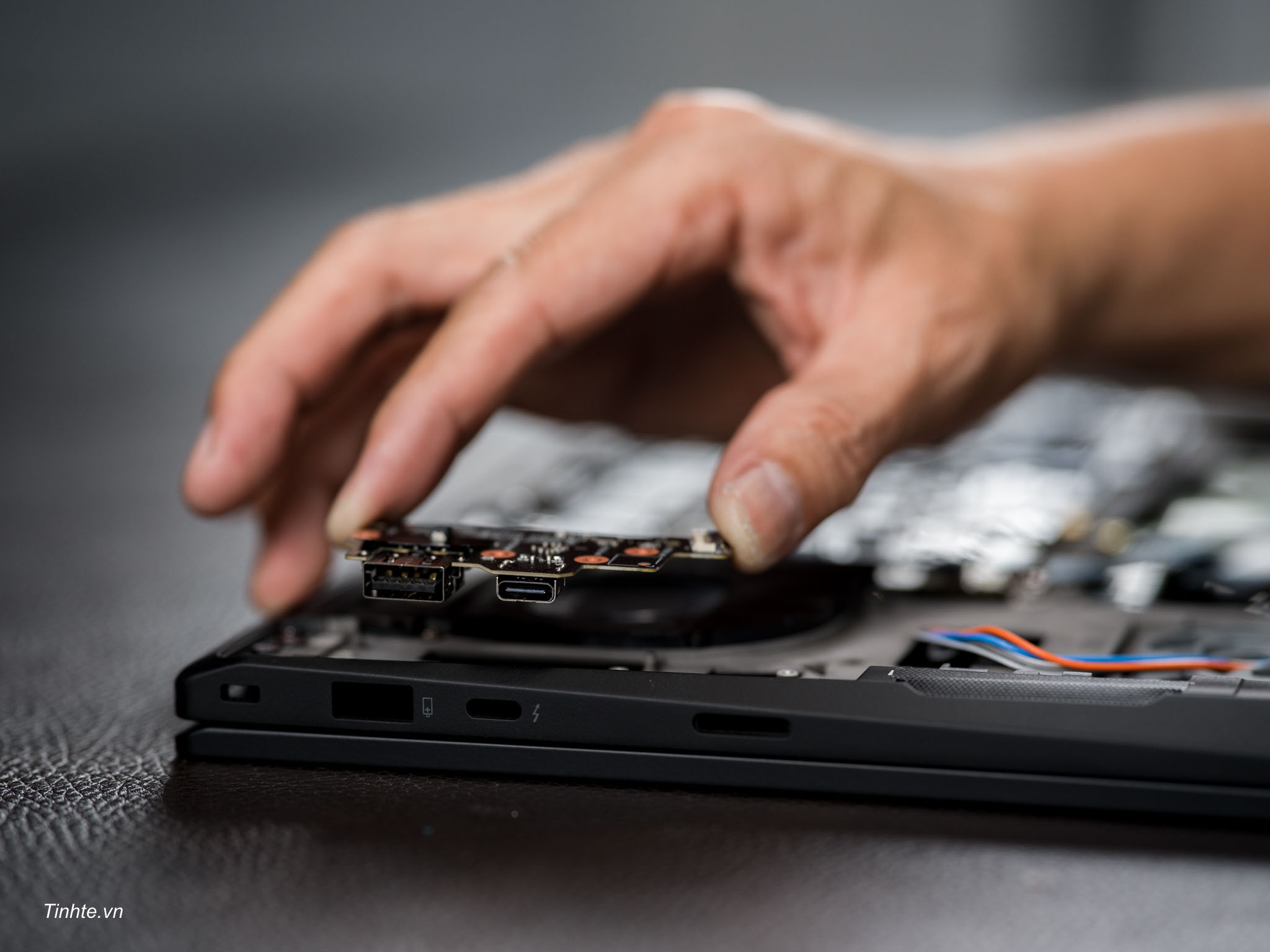 Lenovo-thinkpad-carbon-x1-gen14-aura-editino-teardown-tinhte-cuhiep-59.jpg