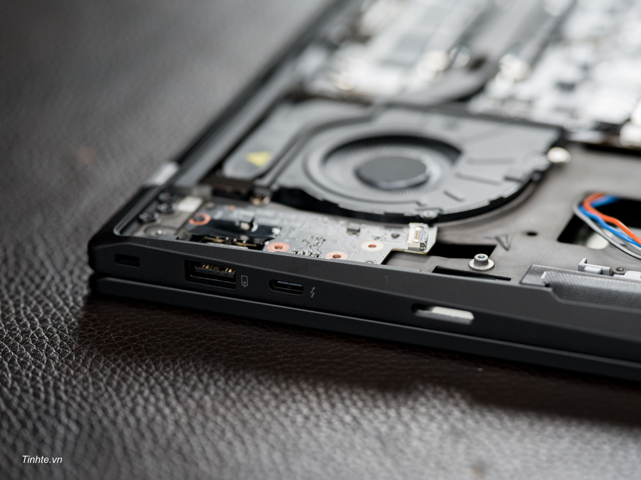 Lenovo-thinkpad-carbon-x1-gen14-aura-editino-teardown-tinhte-cuhiep-60.jpg