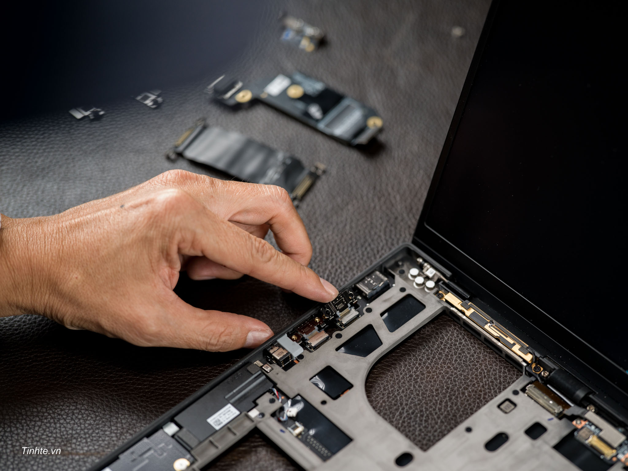 Lenovo-thinkpad-carbon-x1-gen14-aura-editino-teardown-tinhte-cuhiep-54.jpg