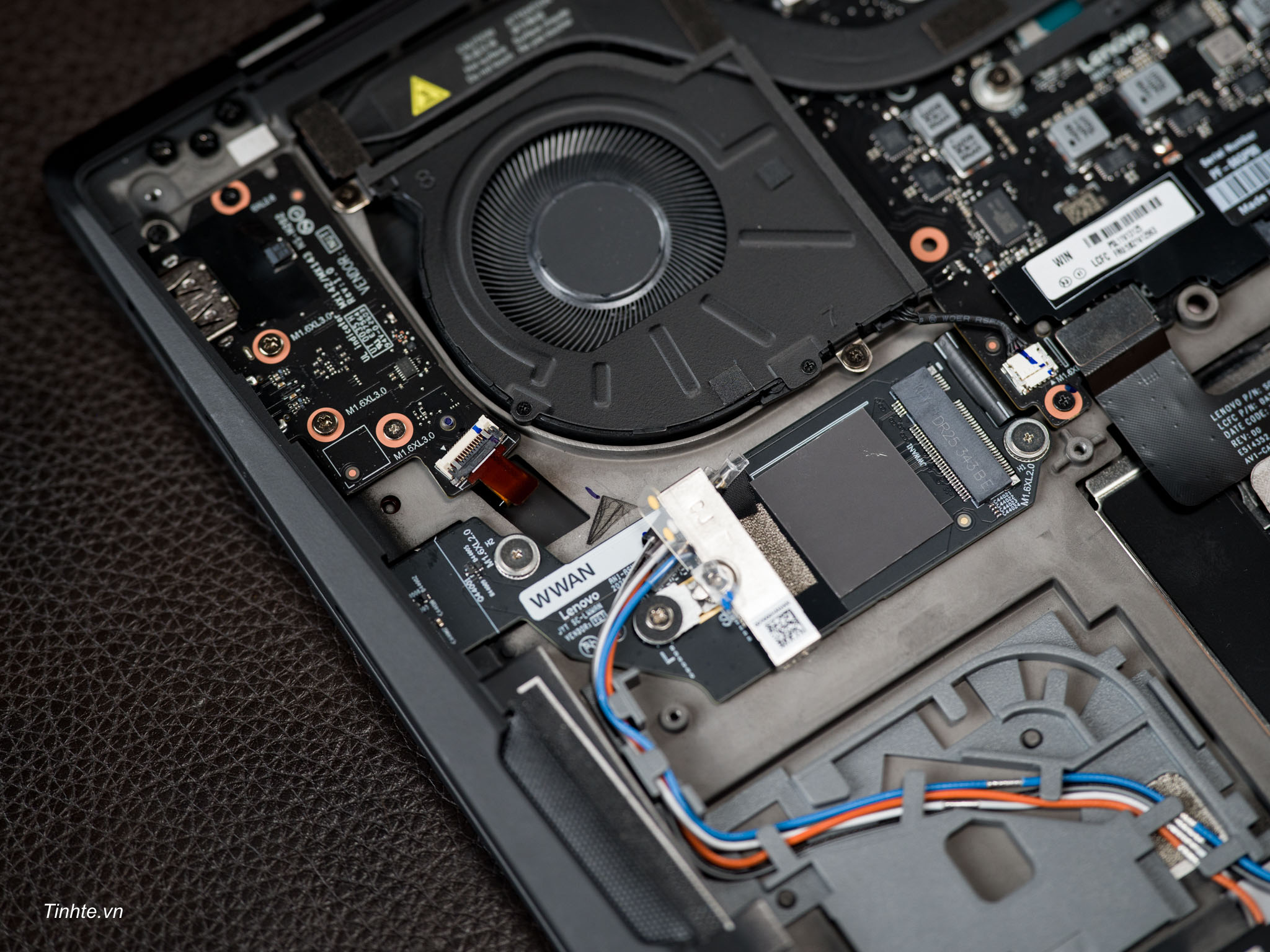 Lenovo-thinkpad-carbon-x1-gen14-aura-editino-teardown-tinhte-cuhiep-66.jpg