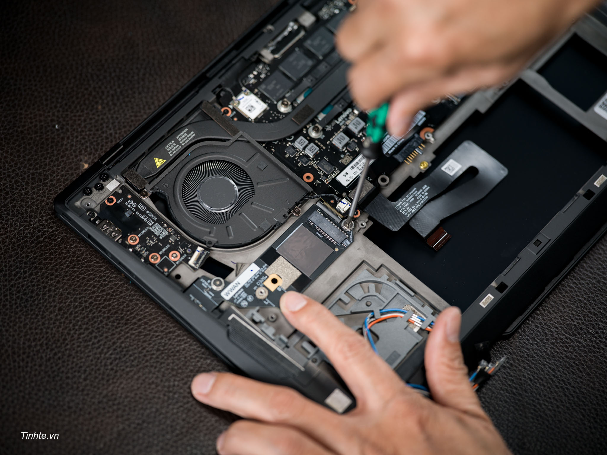 Lenovo-thinkpad-carbon-x1-gen14-aura-editino-teardown-tinhte-cuhiep-63.jpg