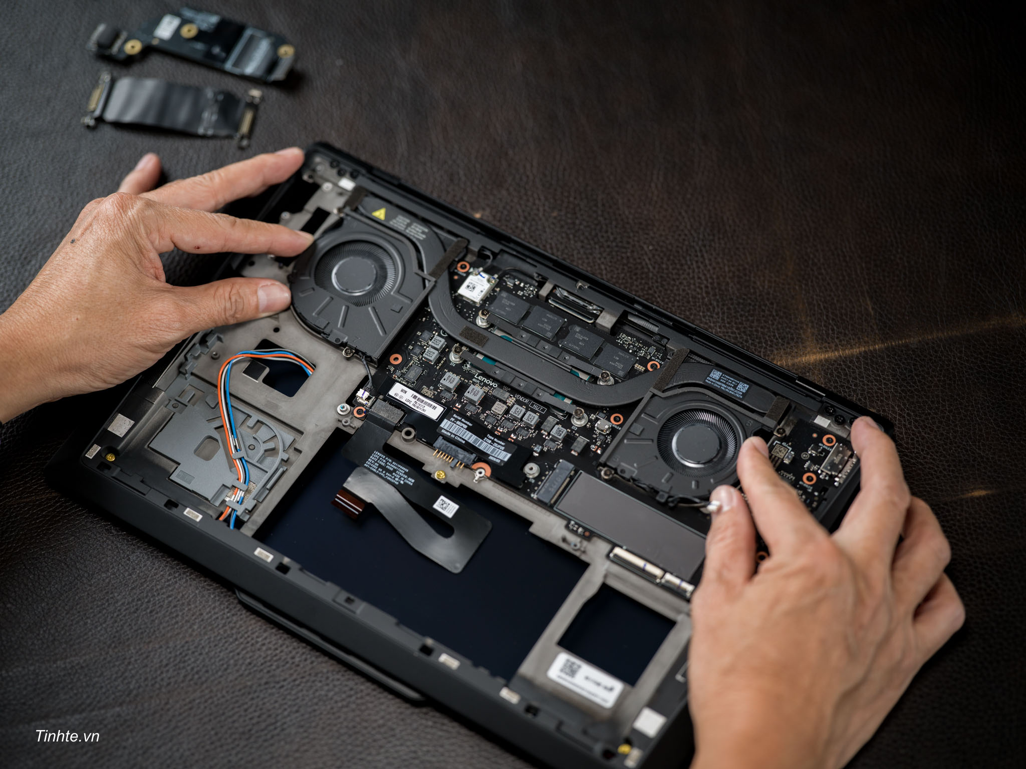 Lenovo-thinkpad-carbon-x1-gen14-aura-editino-teardown-tinhte-cuhiep-57.jpg