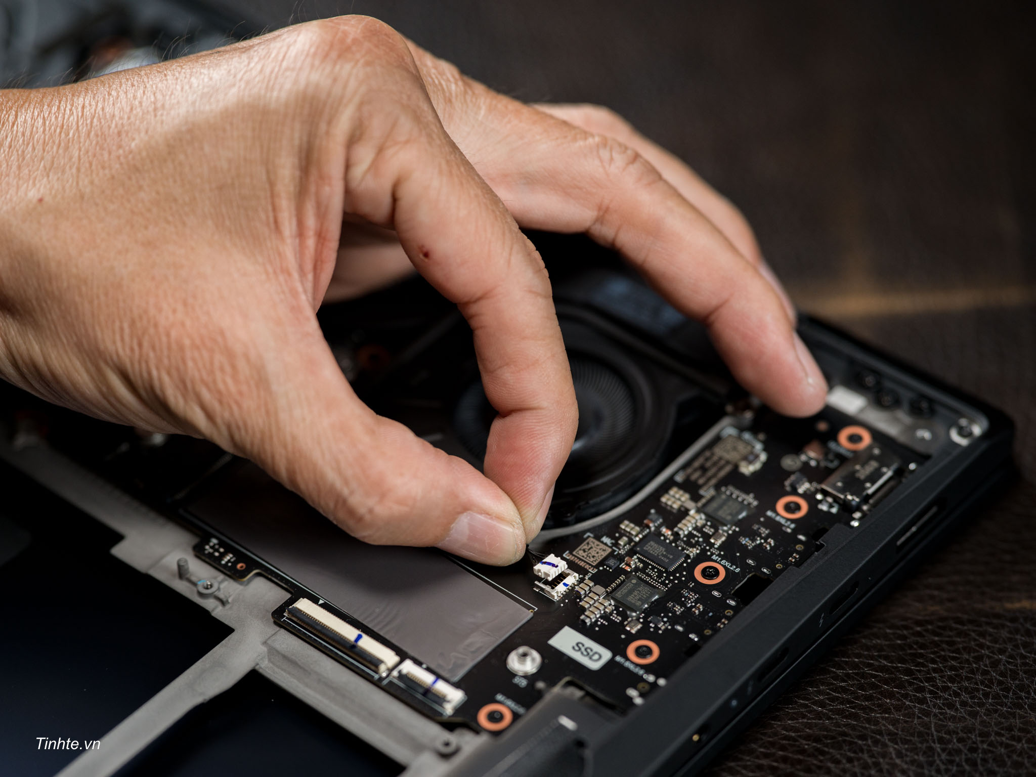 Lenovo-thinkpad-carbon-x1-gen14-aura-editino-teardown-tinhte-cuhiep-58.jpg