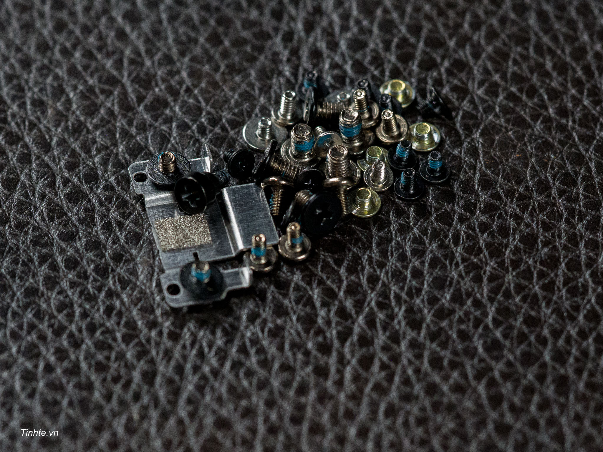 Lenovo-thinkpad-carbon-x1-gen14-aura-editino-teardown-tinhte-cuhiep-27.jpg