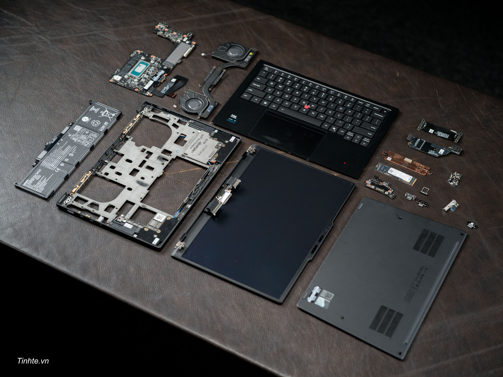Lenovo-thinkpad-carbon-x1-gen14-aura-editino-teardown-tinhte-cuhiep-26.jpg