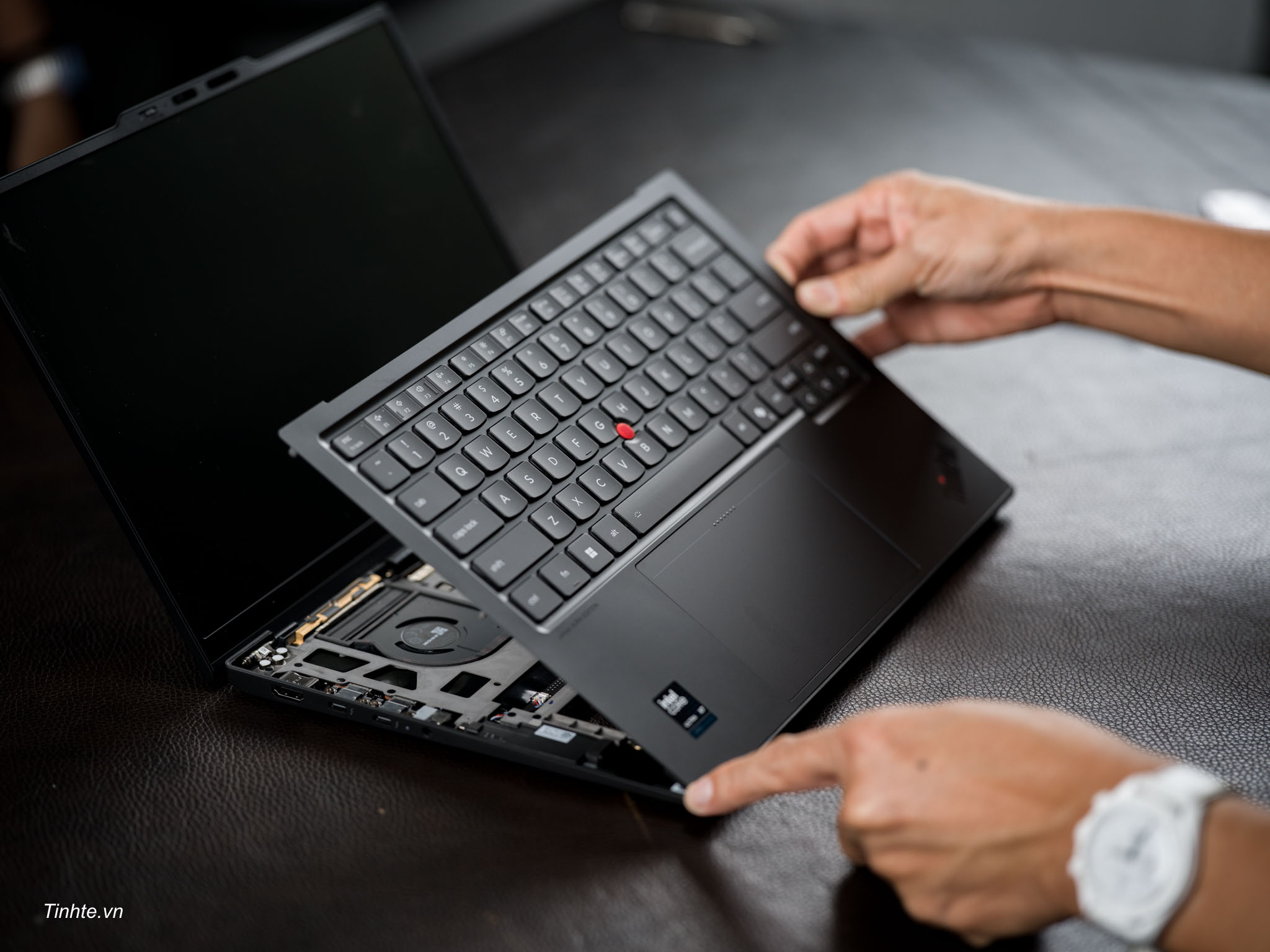 Lenovo-thinkpad-carbon-x1-gen14-aura-editino-teardown-tinhte-cuhiep-64.jpg