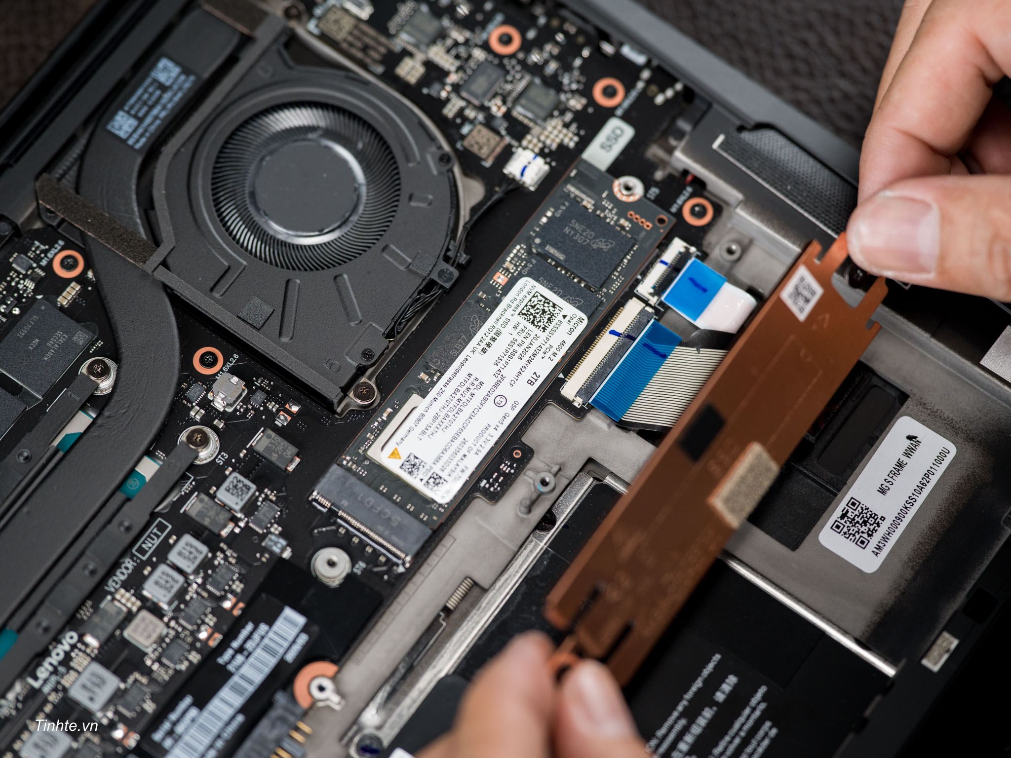 Lenovo-thinkpad-carbon-x1-gen14-aura-editino-teardown-tinhte-cuhiep-67.jpg
