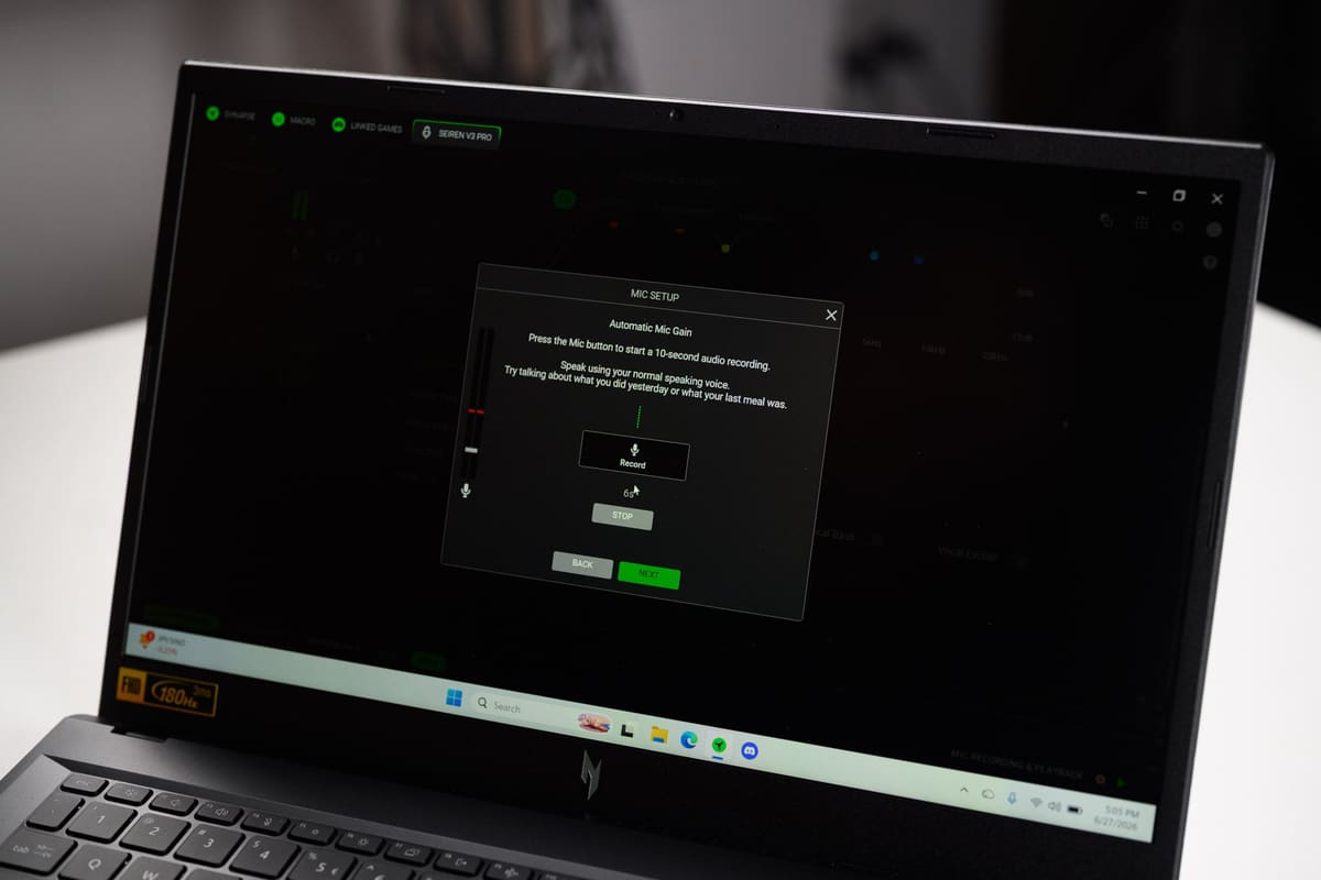 tinhte-khang-tren-tay-razer-seiren-v3-pro-31.jpg