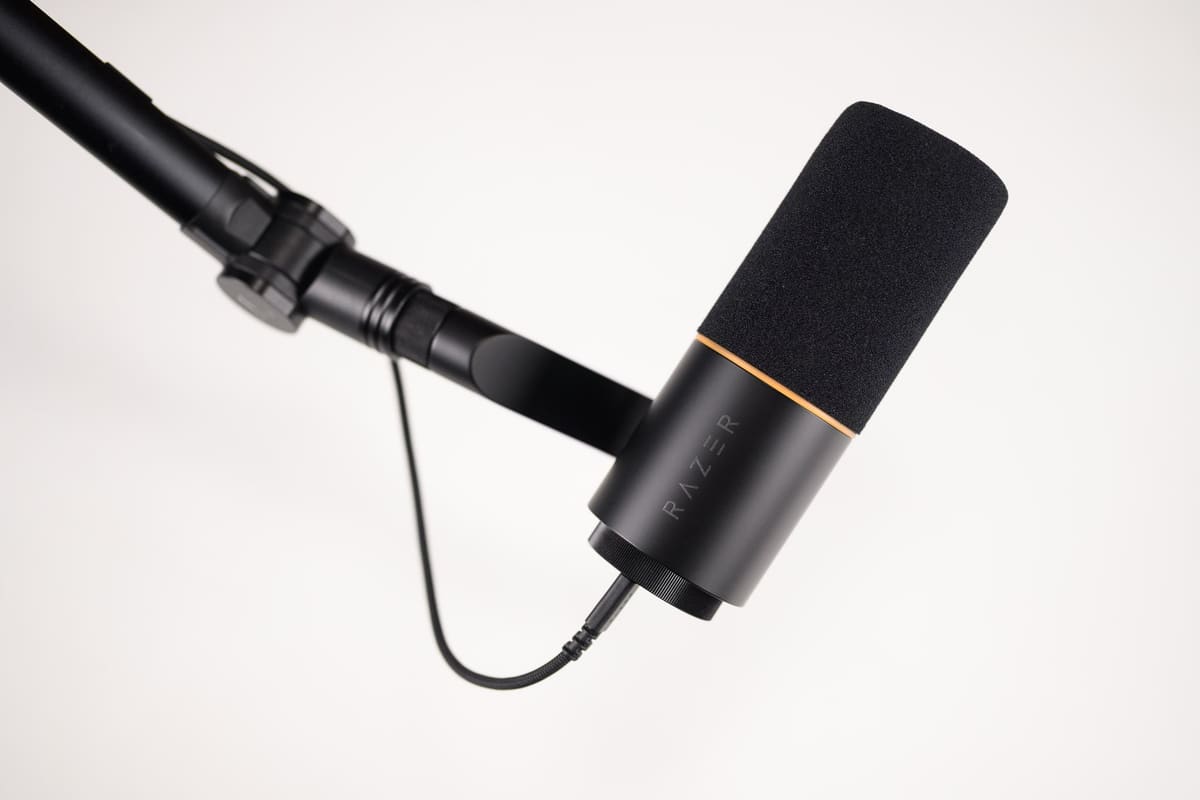 tinhte-khang-tren-tay-razer-seiren-v3-pro-17.jpg