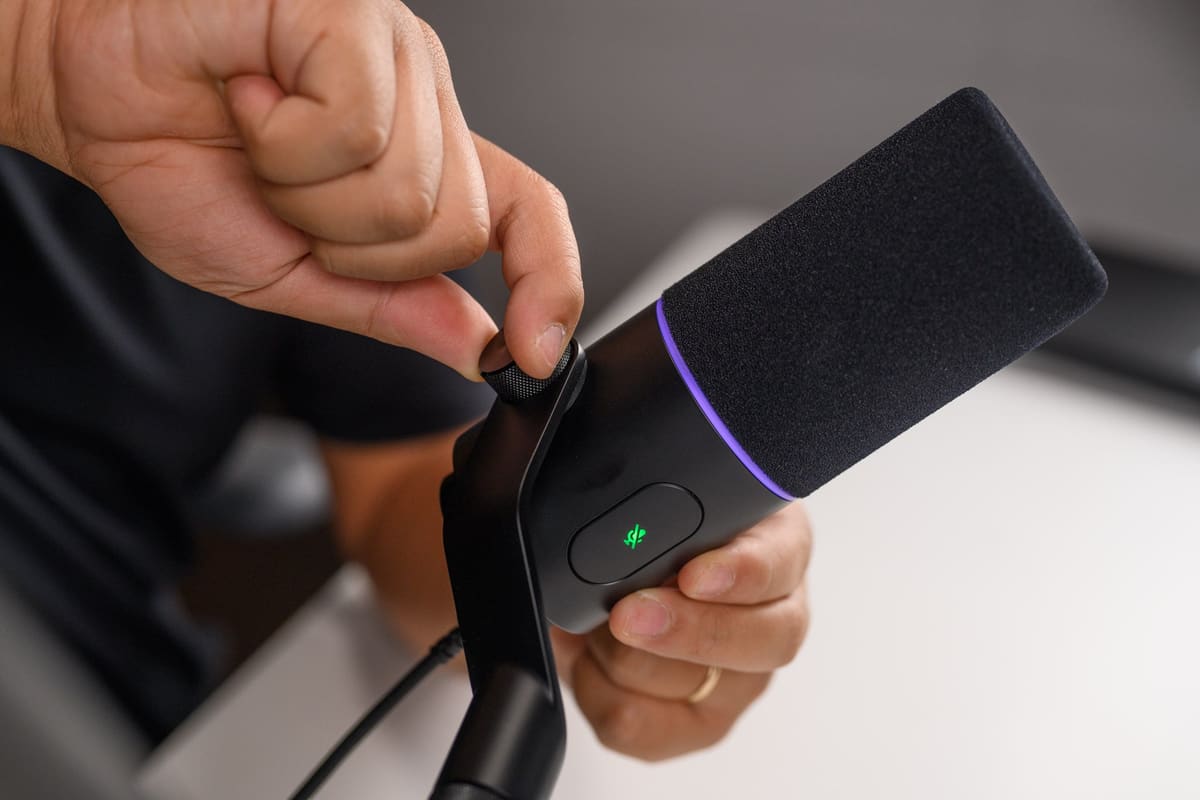 tinhte-khang-tren-tay-razer-seiren-v3-pro-22.jpg