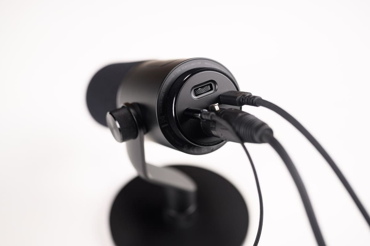 tinhte-khang-tren-tay-razer-seiren-v3-pro-03.jpg