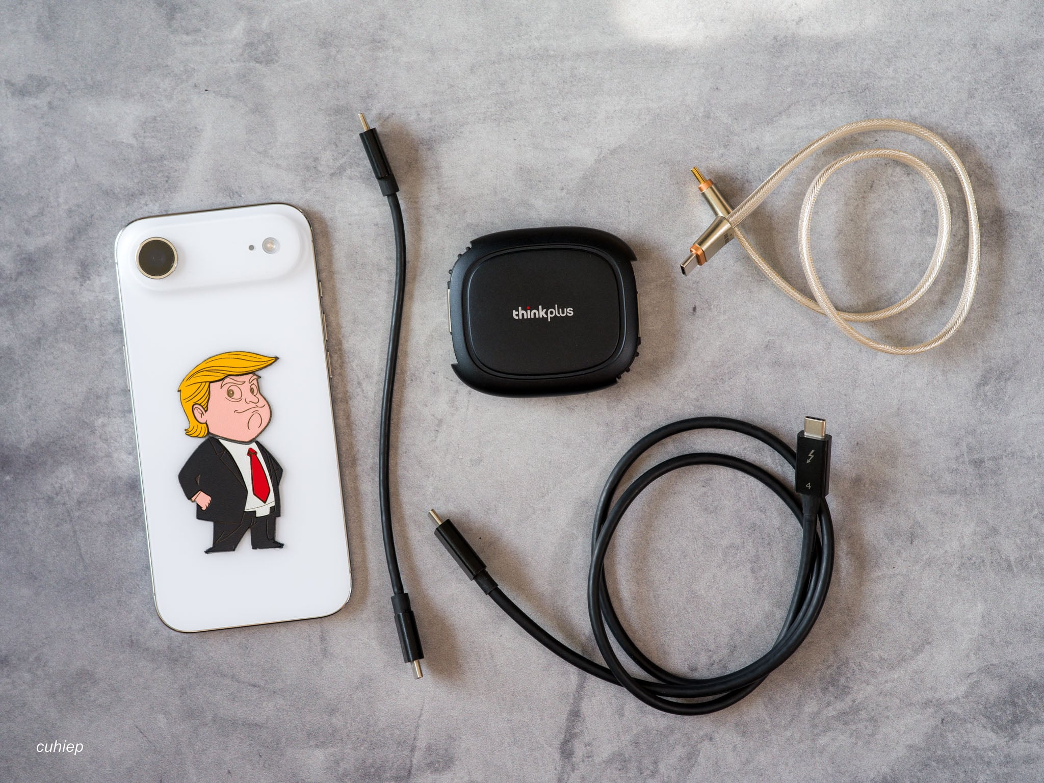Trên tay cáp USB-C cuộn lại được hiệu ThinkPlus