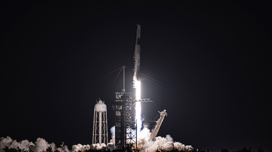 SpaceX phóng tàu chở người đầu tiên bay qua các cực Trái Đất