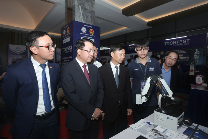 Gian hàng công nghệ tại Ngày hội Khởi nghiệp đổi mới sáng tạo quốc gia (Techfest Vietnam) 2024. Ảnh: Lê Tân