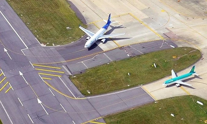 Đường băng ở sân bay quốc tế Gatwick tại London, Anh. Ảnh: BBC