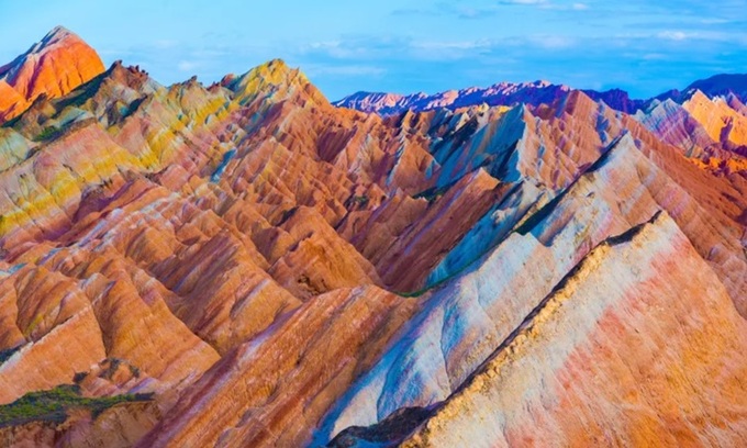 Núi cầu vồng ra đời cùng lúc với dãy Himalaya. Ảnh: Tom Till