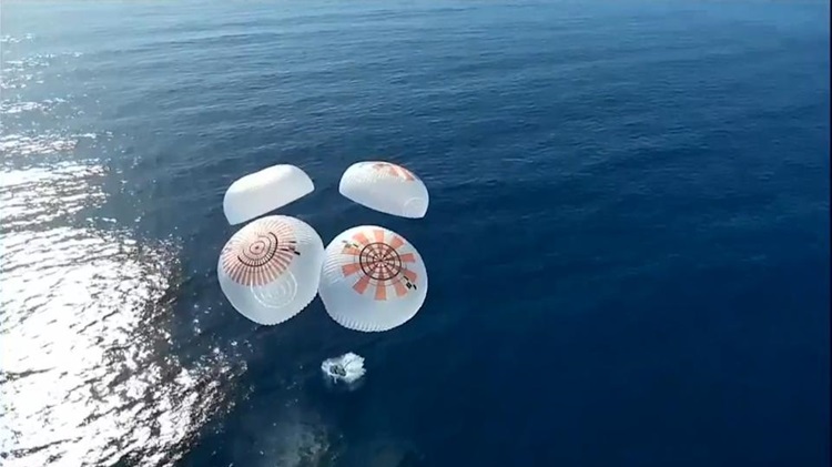 SpaceX chở phi hành gia về Trái Đất sau chuyến bay qua các cực