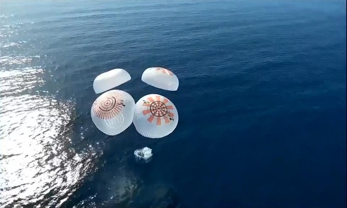 Khoang tàu Dragon Resilience hạ cánh bằng dù trên biển. Ảnh: SpaceX