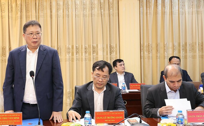 GS Châu Văn Minh phát biểu tại buổi làm việc. Ảnh: Nam Phương