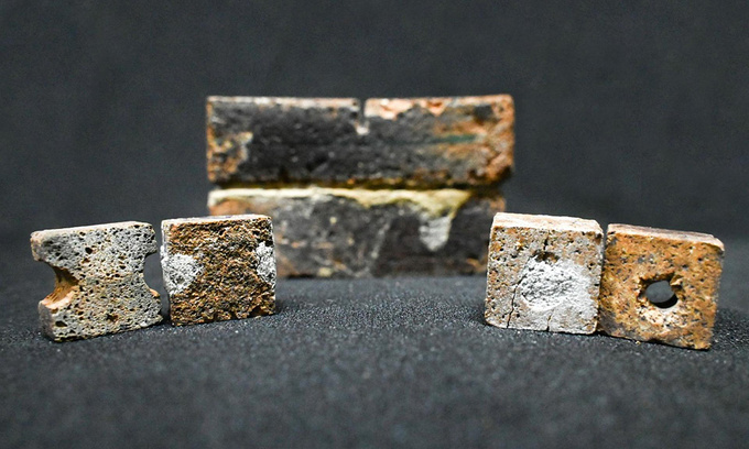 Những viên gạch có hư hại nhân tạo và được sửa chữa bằng hỗn hợp chứa vi khuẩn. Ảnh: Amogh Jadhav/IISc