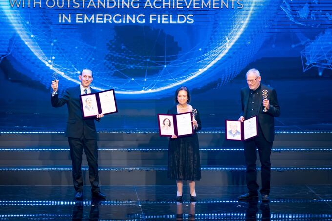 Các chủ nhân giải thưởng Breakthrough 2025 nhận giải Đặc biệt VinFuture dành cho Nhà khoa học nghiên cứu các lĩnh vực mới tại lễ trao giải VinFuture năm 2023. Ảnh: VinFuture Prize
