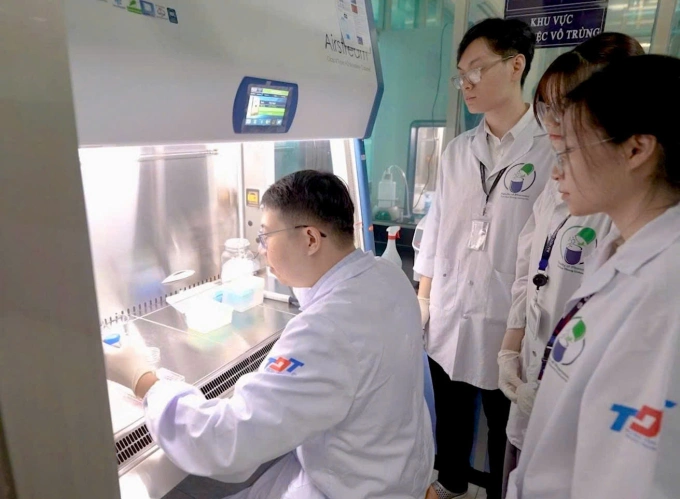 TS Việt hướng dẫn sinh viên thử nghiệm đánh giá tác động của thuốc trên mô hình tế bào ung thư. Ảnh: NVCC