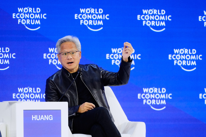 Jensen Huang: 'Nên thử AI trước khi phán xét'