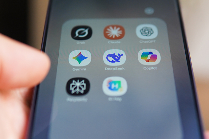 Logo các ứng dụng AI Grok, Claude, ChatGPT, Gemini, DeepSeek, Copilot, Perplexity, AI Hay trên điện thoại, tháng 3/2025. Ảnh: Lưu Quý