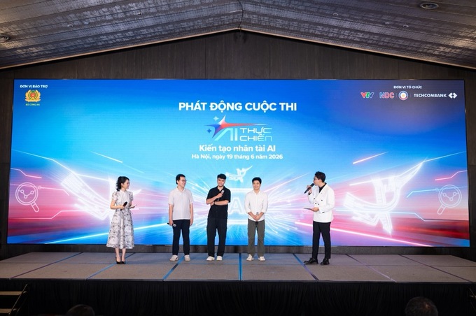 Quán quân AI Thực chiến mùa 1 truyền lửa và chia sẻ về học bổng Điều kỳ diệu của Techcombank trị giá 1 tỷ USD tới các thí sinh mùa 2. Ảnh: Techcombank