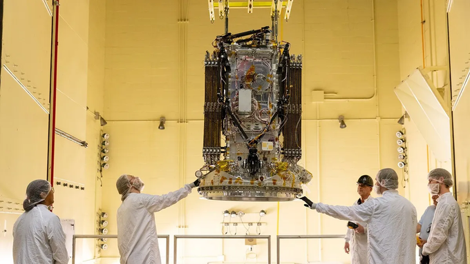 Các kỹ sư tại Katalyst đưa tàu vũ trụ Link vào buồng rung tại Trung tâm Không gian Goddard thuộc NASA ngày 15/4/2026. Ảnh: NASA