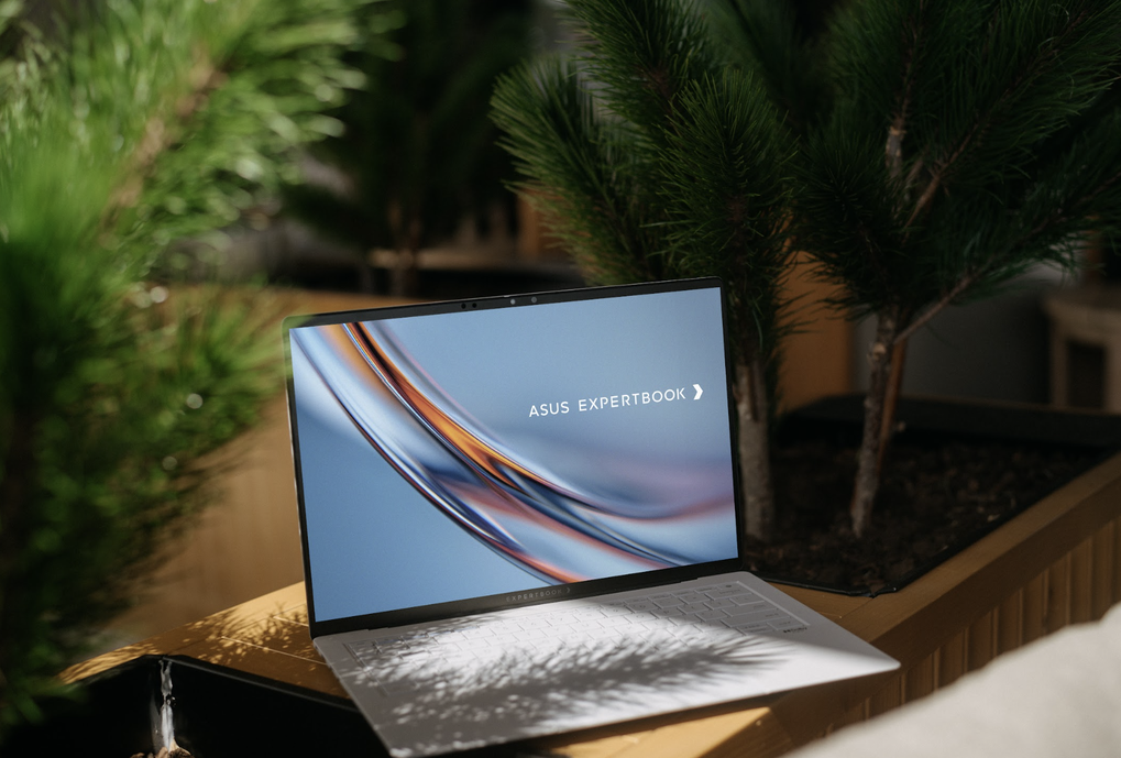ExpertBook Ultra còn được trang bị lớp kính Gorilla Glass Matte chống lóa, giảm phản chiếu ánh sáng nhưng vẫn duy trì độ sắc nét, tương phản. Ảnh: Asus