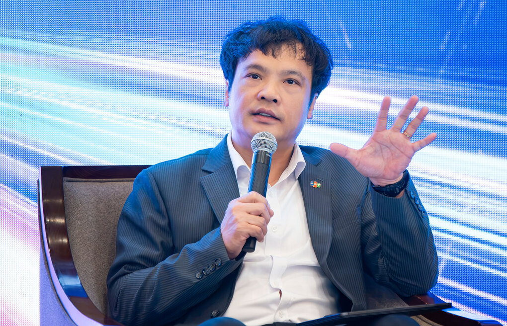 Ông Nguyễn Văn Khoa, Tổng giám đốc FPT, chia sẻ tại diễn đàn. Ảnh: Trần Huấn