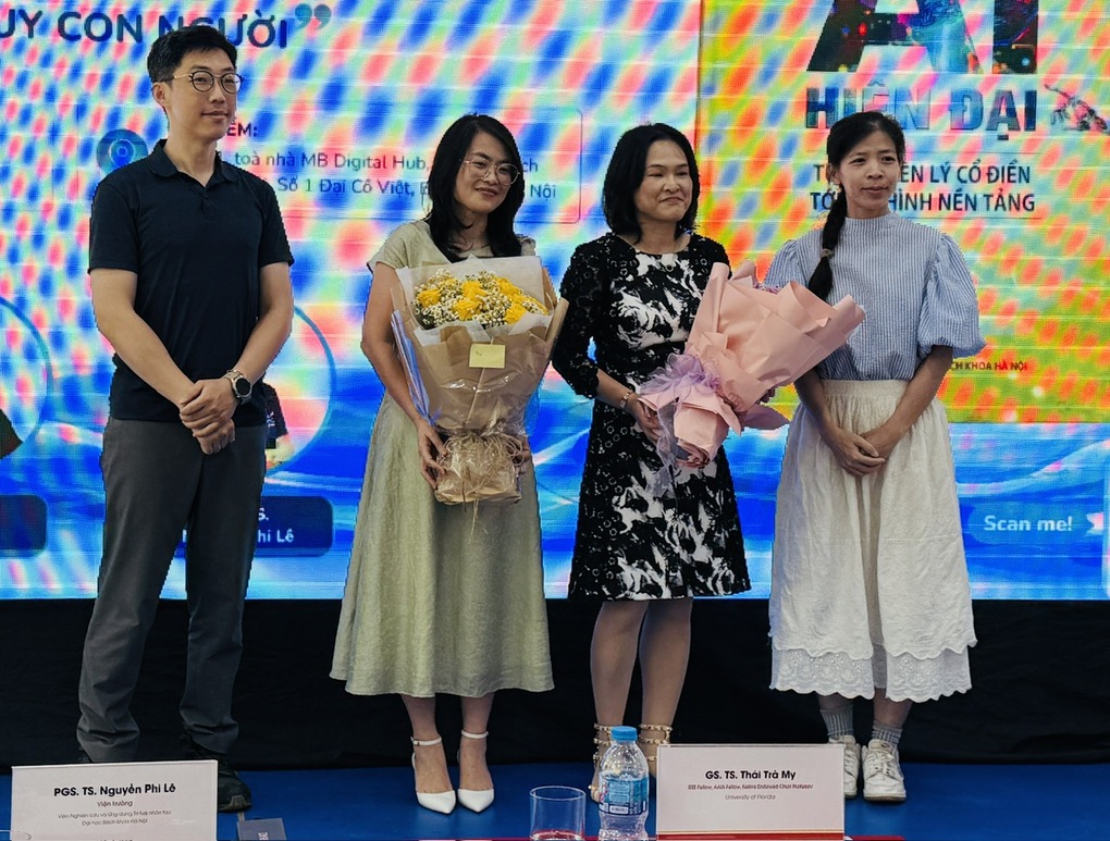 PGS.TS Nguyễn Phi Lê và GS.TS Thái Trà My (từ trái qua) trong ngày ra mắt sách. Ảnh: BK