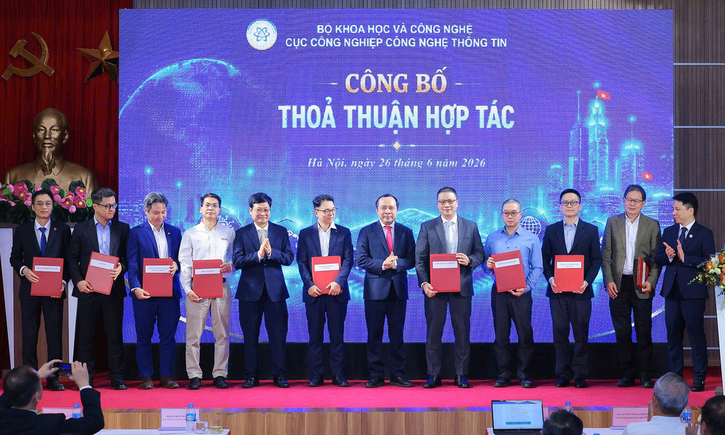Trung tâm quốc gia hỗ trợ sản xuất thử chip bán dẫn ký kết biên bản ghi nhớ hợp tác với 19 đối tác là doanh nghiệp thiết kế, chế tạo chip trong và ngoài nước, các trường đại học Việt Nam. Ảnh: MOST